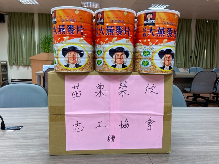 探討科技導入長照 苗栗榮欣志工協會參訪板橋榮家取經 45 《圖說》苗栗榮欣志工協會捐贈「桂格大燕麥片」12罐,以實際行動關懷長輩的健康與生。〈板橋榮家提供〉
