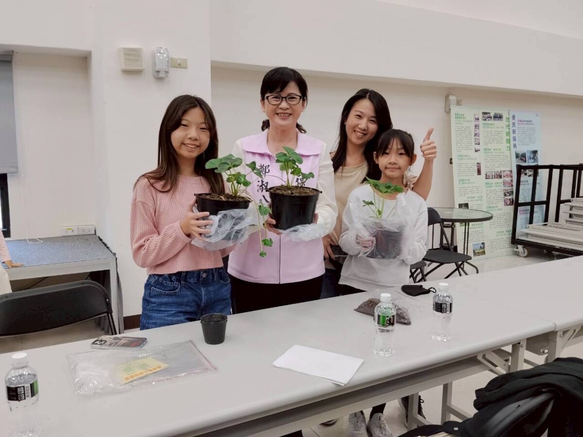 太保市公所為配合帶動全國食農教育潮流，鄭淑分市長特邀百大青農侯喬偉親自授課，開始鄉親們的「食農旅程」。（圖/太保市公所提供）