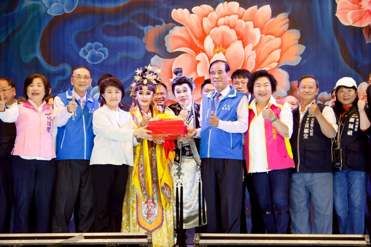 ▲明華園日字團大里瑞和宮熱力開演，市長盧秀燕肯定廟方挺傳藝、文化再發光。(圖/中市府提供)