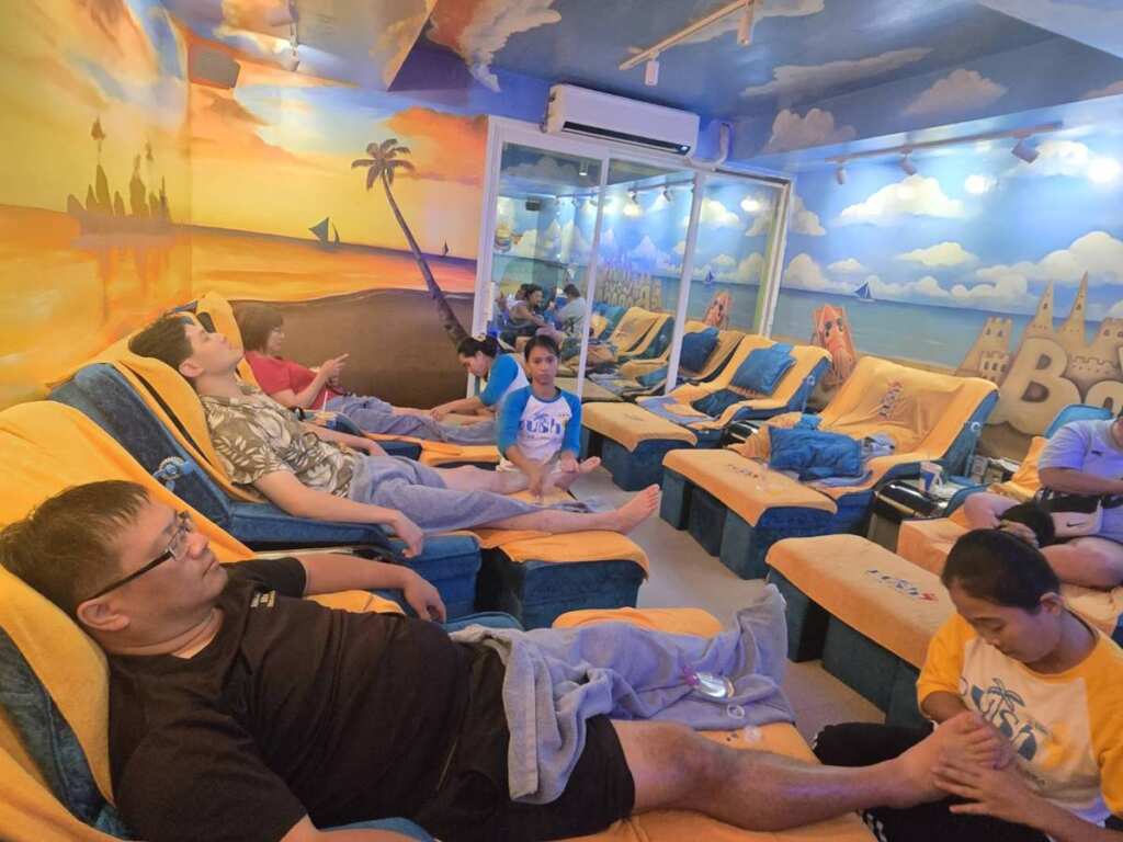 ▲台灣人在菲律賓開店闖出一片天,「推7下按摩 」成長灘島旅客放鬆愛店。(記者蘇彩娥攝)