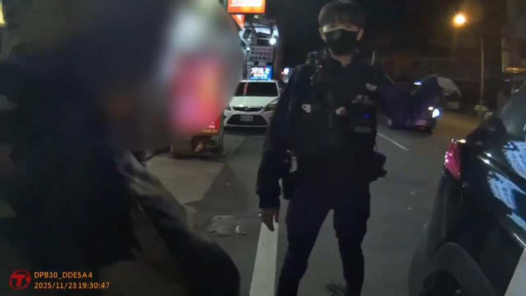 ▲獨居婦逛彰化果菜市場返家迷途,彰警細心安撫護送長者回家。(記者林明佑翻攝)