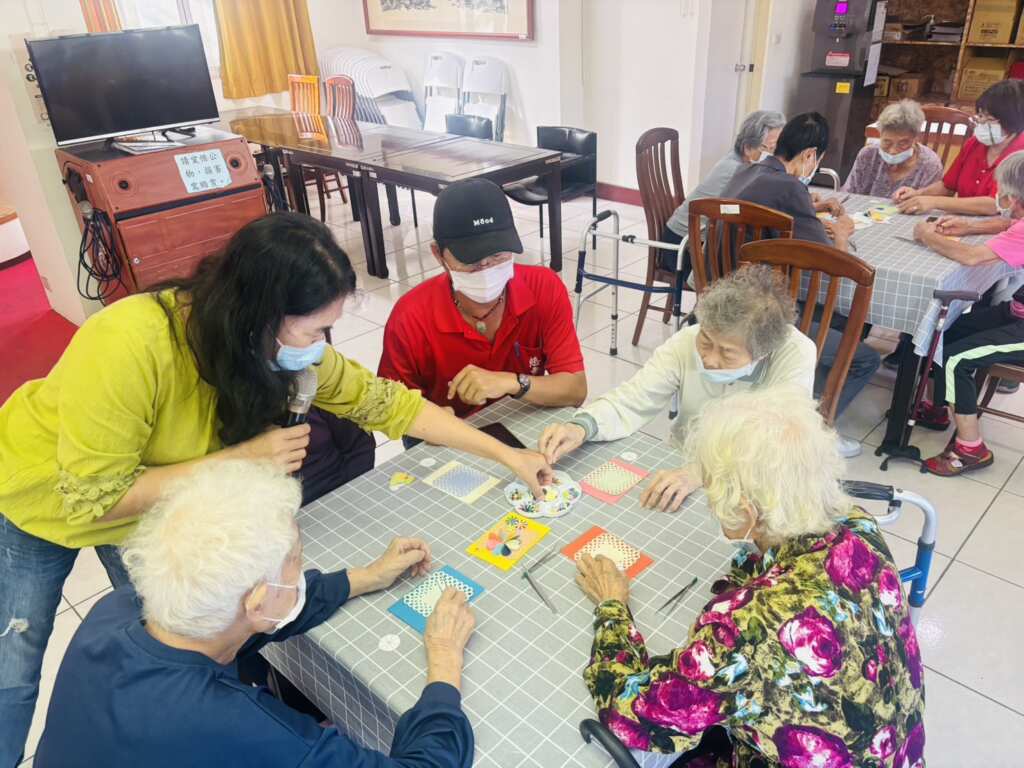 ▲彰化榮家於近日舉辦「回憶花開.幸福手作花片卡」創作活動,由社工師余金英指導,帶領長輩們透過雙手與視覺重新連結生活記憶。(圖/彰化榮家提供)