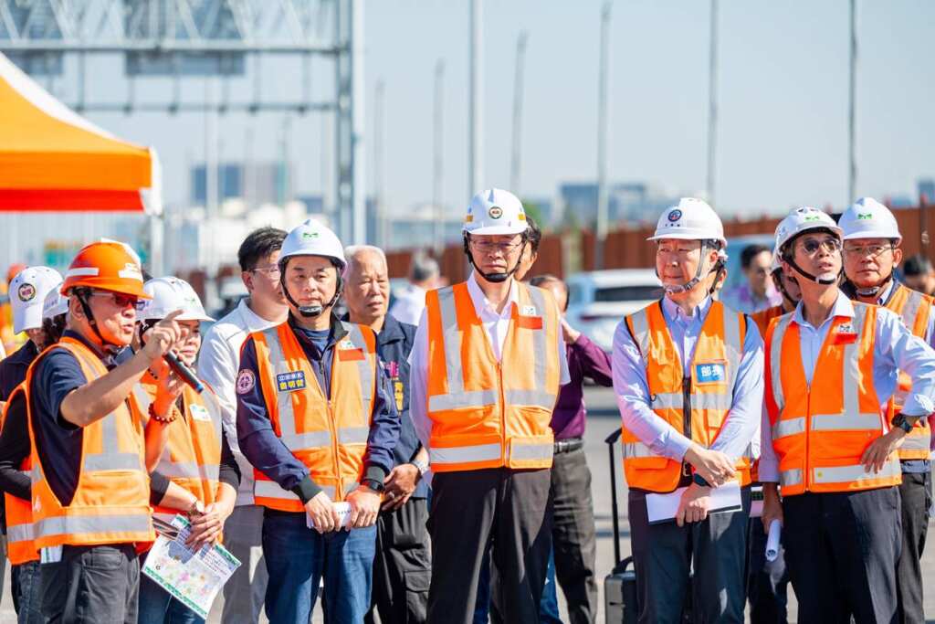 ▲桃園市長張善政實地視察中豐交流道工程進度。