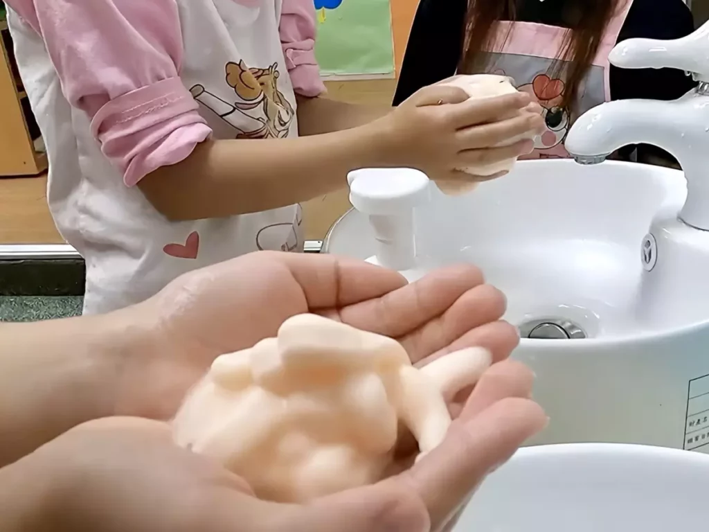 泡泡近拍「動能變色科技」看得見的乾淨魔法 橘子工坊讓洗手變得更聰明、更安心