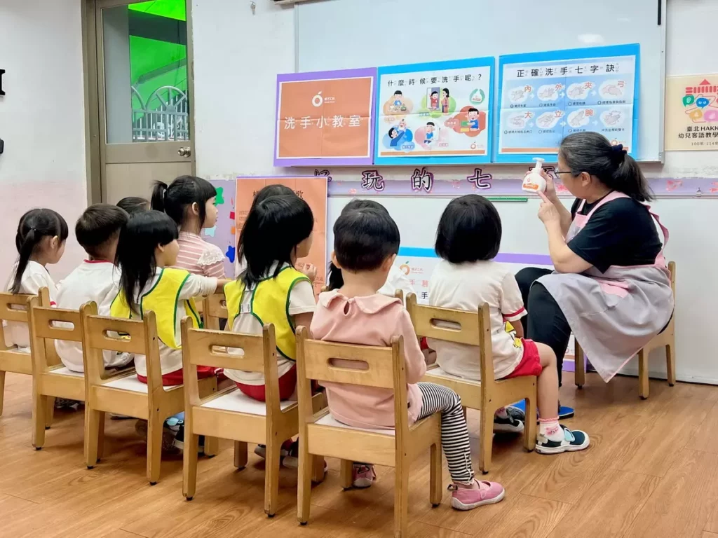 橘子工坊將洗手七字訣「內、外、夾、弓、大、立、腕」化為一場充滿驚喜與樂趣的洗手體驗