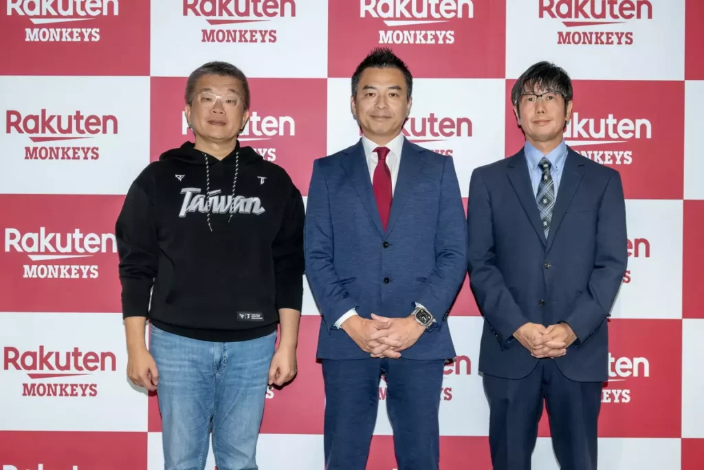 左起中華職棒大聯盟會長蔡其昌、樂天桃猿代理執行長森井誠之、樂天亞太區執行長葛城崇。