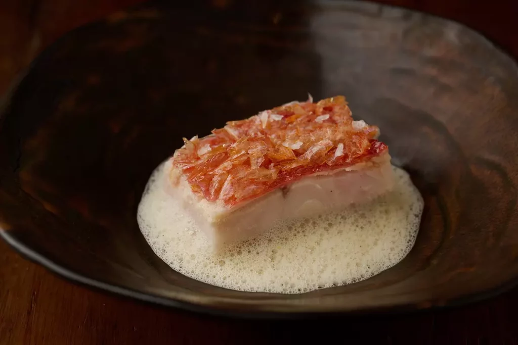 「當日鮮魚｜牡蠣｜苦瓜」可嘗到魚鱗酥脆口感，輕盈的苦瓜泡泡讓人驚喜。圖／COAST提供