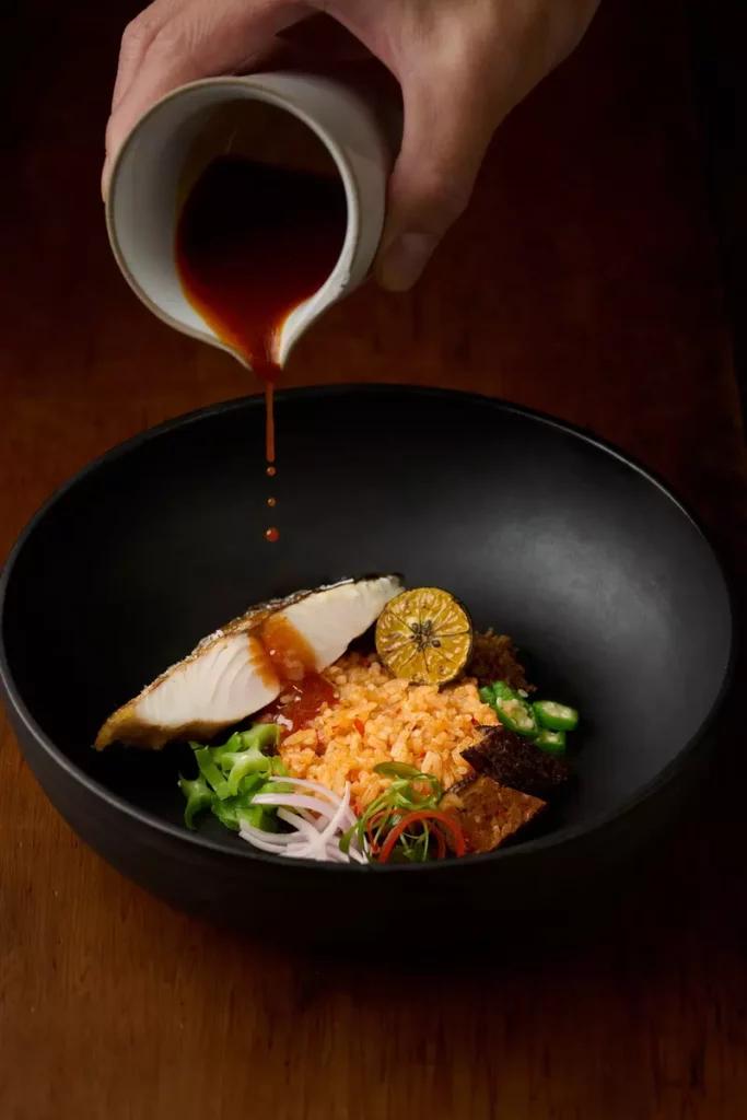 「鰆魚｜羊肚菌｜㻬彌咖哩」以特製羊肚菌魚丸、鹹魚脆片，為微辣的紅咖哩椰漿飯更添食趣。圖／COAST提供