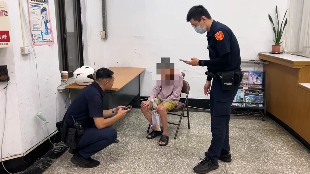 ▲圖說:西區派出所員警使用臺語兼比手畫腳與失智老婦溝通,仔細推敲老婦透漏的身分資訊 (圖/台中市政府 提供)