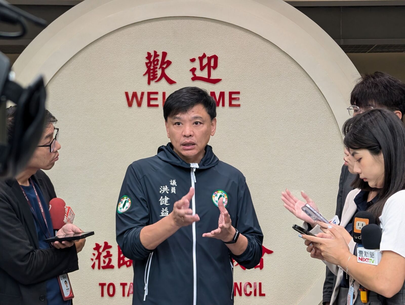 不滿鄭麗文記念吳石 洪健益掛看板要求蔣萬安表態 220 不滿鄭麗文記念吳石 洪健益掛看板要求蔣萬安表態 219