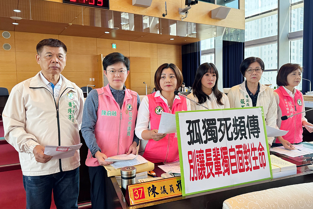 綠議員促強化關懷獨居長者 盧秀燕允諾跨局處強化「複式守護網」 224 綠議員促強化關懷獨居長者 盧秀燕允諾跨局處強化「複式守護網」 223