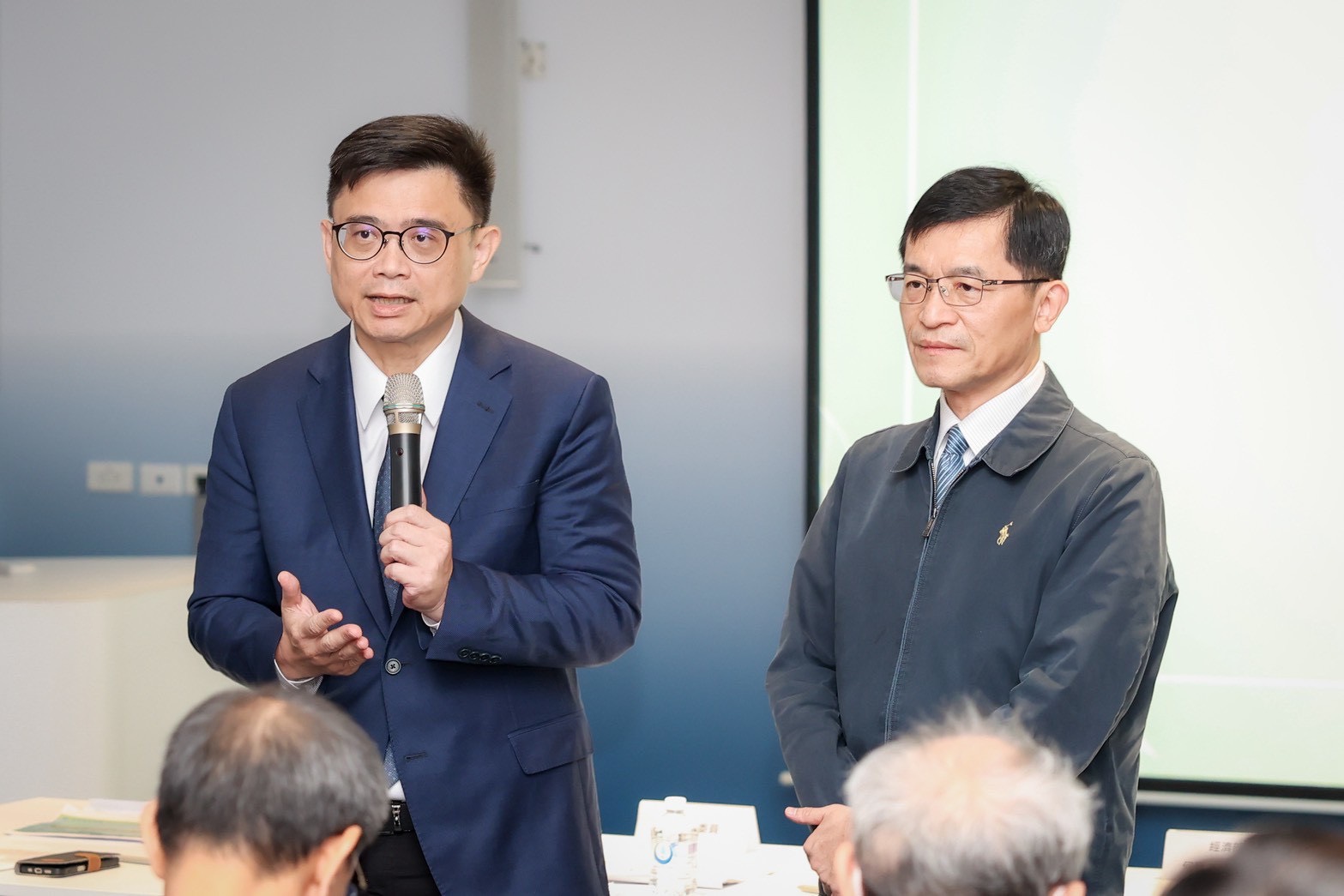 考察亞灣視察AI產業進駐 賴瑞隆轟藍白惡法讓高雄倒退10年 200 考察亞灣視察AI產業進駐 賴瑞隆轟藍白惡法讓高雄倒退10年 199