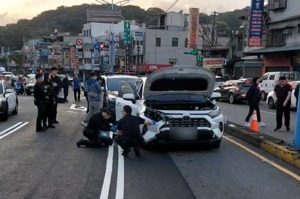 51歲女涉毒駕拒檢衝撞 警連開8槍擊破輪胎破窗逮人 193 cnews204251124a06