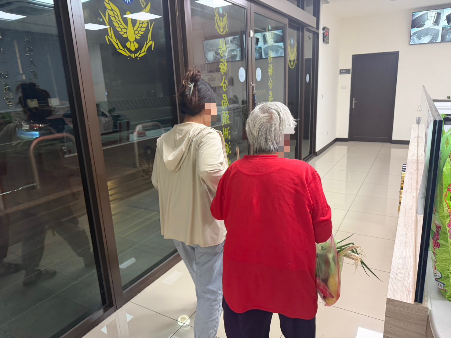 高齡婦1原因徘徊路旁 楊梅警暖心助她返家 S 77471836 0