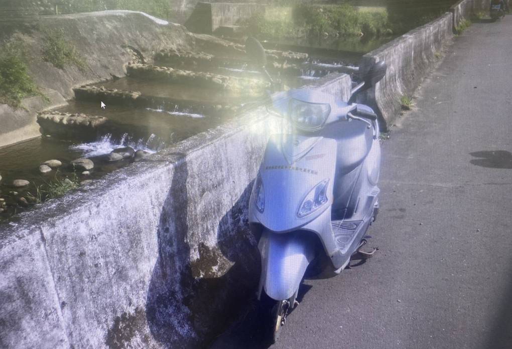 蘆竹無照女自撞護欄摔落水溝 多處擦挫傷送醫 725540