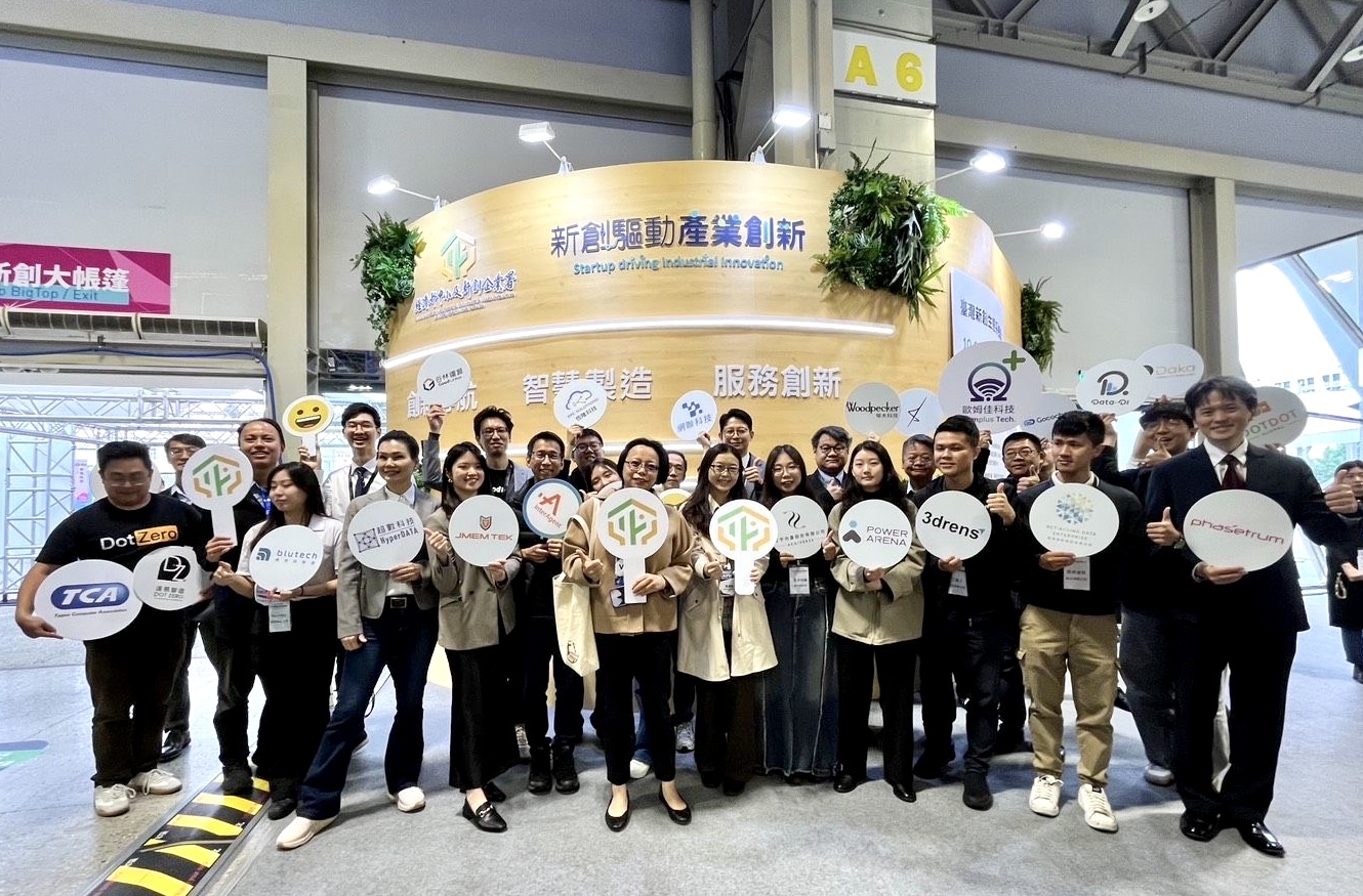 中小及新創企業署與所扶植之新創參展廠商合影。( 圖/新創總會提供)alt=“Meet Taipei 2025 中企署新創展館”