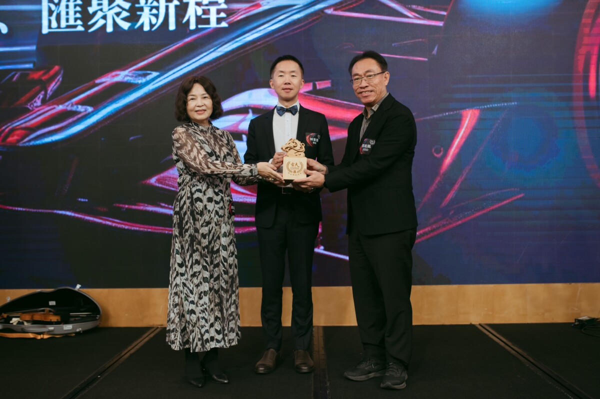▲上曜集團董事長張祐銘(右)從鄭寶蓮(左)手中接下台大 EMBA 南台灣校友會第六屆會長。