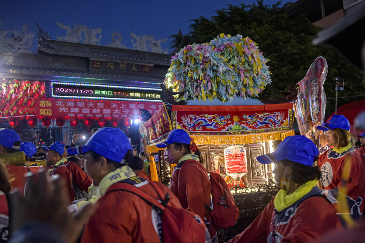 ▲北港媽祖南都巡歷在11月23日晚間鑾轎抵達台南將軍區漚汪文衡殿。(記者劉秋菊攝影)