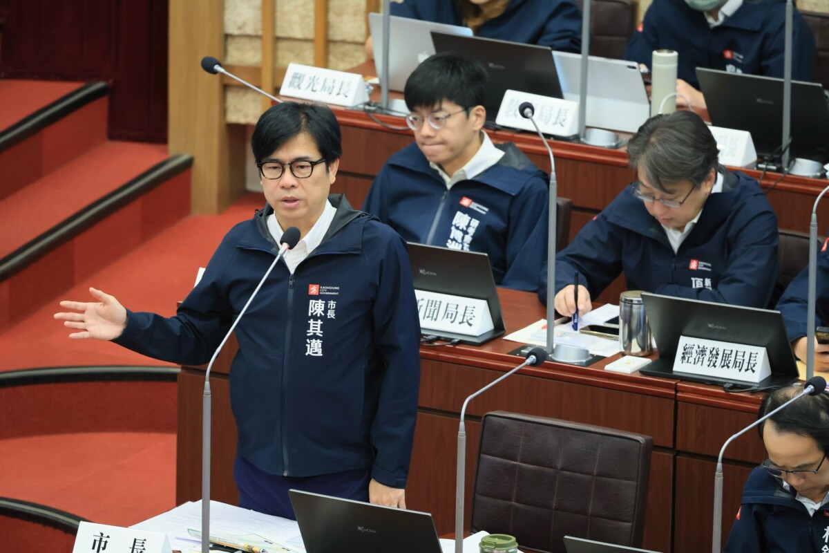 ▲陳其邁在下午的總質詢中,回復議員提出的非法定社會福利預算、大湖公園、公共設施保留地、大社停車空間改善等議題。