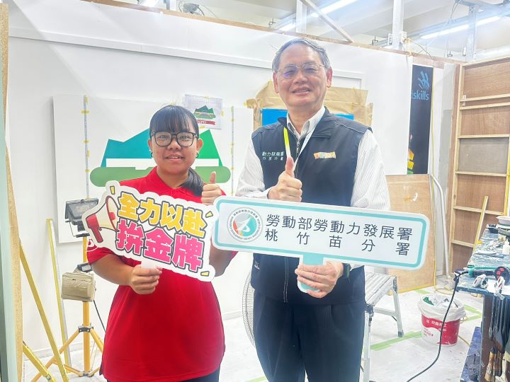▲桃竹苗分署培訓「漆作裝潢」青少年組國手黃奕樺(左),將代表台灣出戰亞洲賽,賴家仁分署長(右)為她打氣加油。