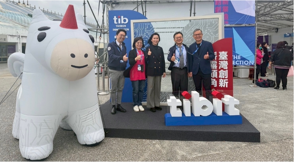 證交所參展2025 Meet Taipei，11月20日由證交所上市二部田建中經理（左起）、數位時代陳素 蘭執行長、證交所李愛玲總經理、國發會詹方冠副主委及創業者共創平台基金會顏漏有董事長等 人於會場外精神堡壘與tibit合影。