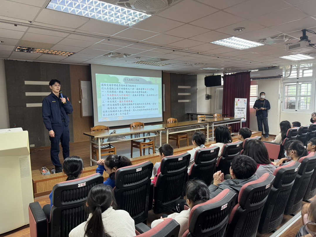 從小建立安全意識　平鎮警到校宣導受學童熱烈歡迎