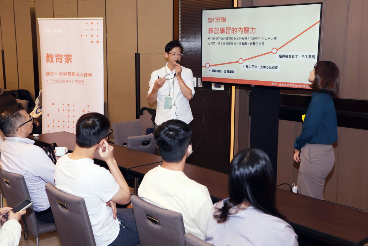 旭聯的教育家平台有別於傳統的企業內訓系統和課程管理平台,勾勒出未來企業組織以AI建構新型態人才發展模式,讓學習、實踐、分享與創造在組織中自然成為企業文化。(圖/旭聯科技)
