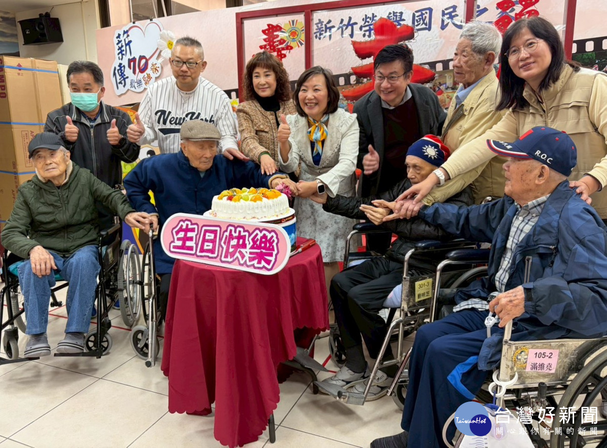 家主任與來賓及壽星代表一起唱生日快樂歌切蛋糕。