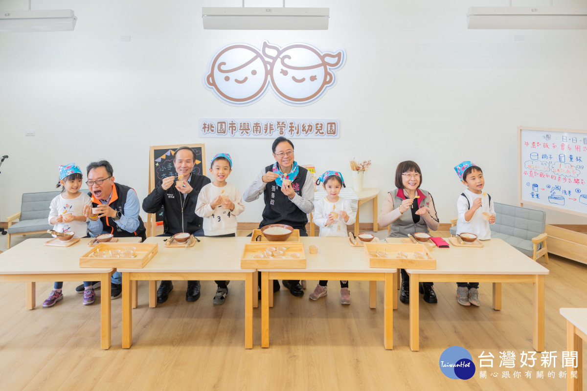 張市長與幼童共同完成體驗課程。