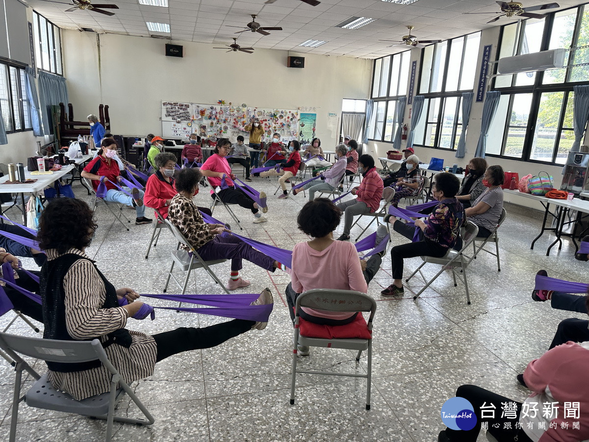 錦梓社區據點長輩精竟抖擻體力充沛。（記者扶小萍攝）