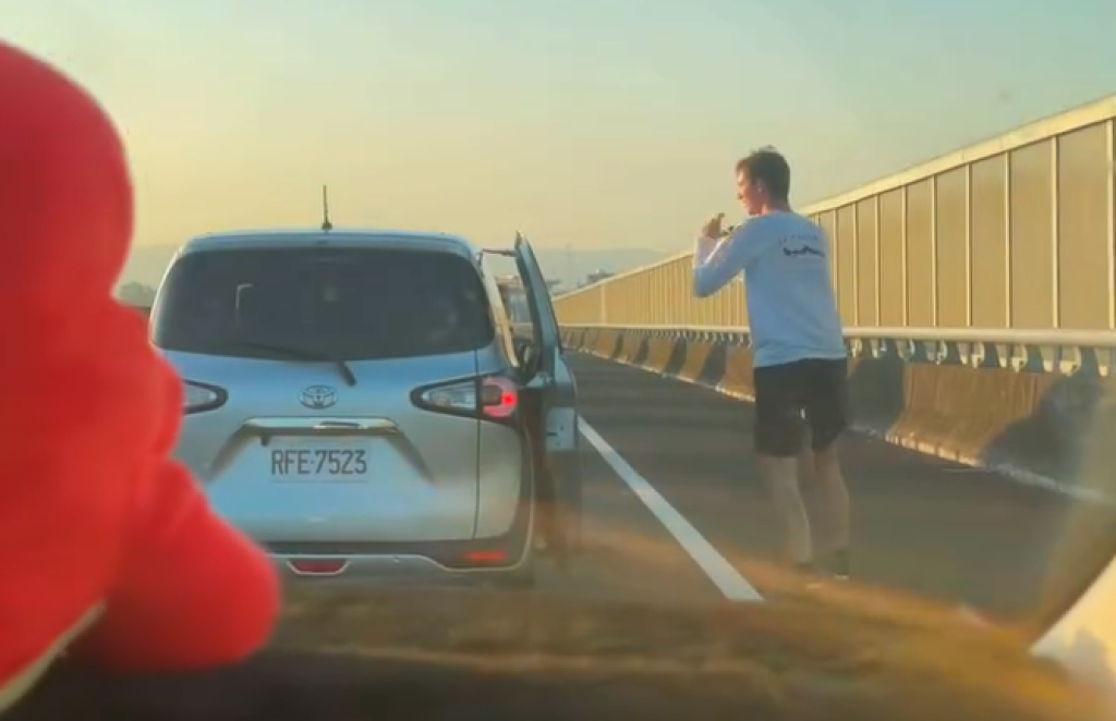 影／國道塞車「乘客跳下車跳舞」　疑拍完片再跳上車！後車傻眼：國道三寶