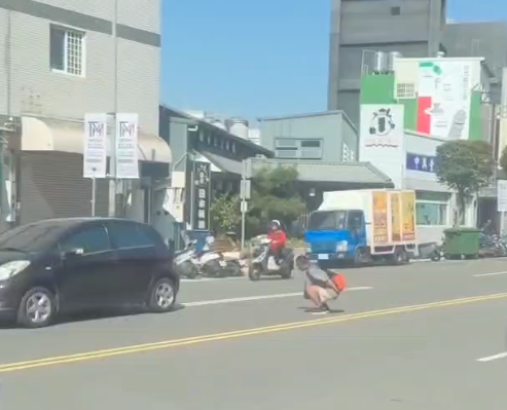 馬路練體能?彰化男子一路青蛙跳-網友:玩真心話大冒險輸了?