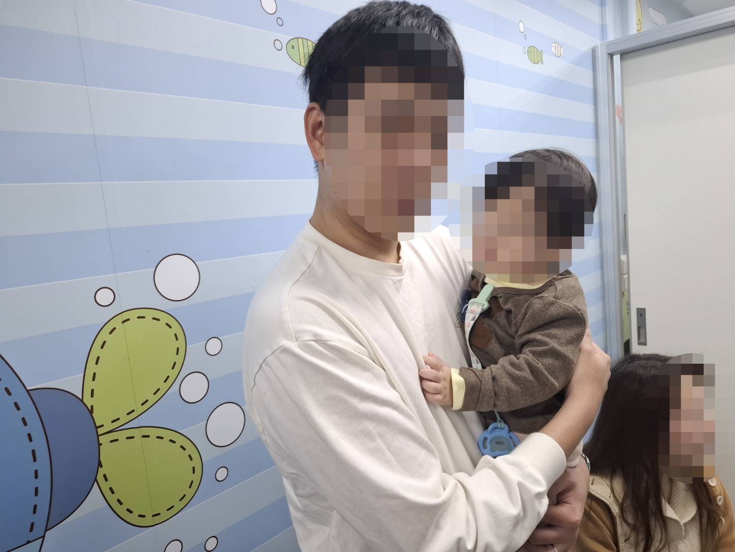 派出所警員見情況危急,立刻駕駛巡邏車開啟警示燈、一路鳴笛,為男童父母的自小客車開道,護送他們前往衛生福利部桃園醫院就醫。