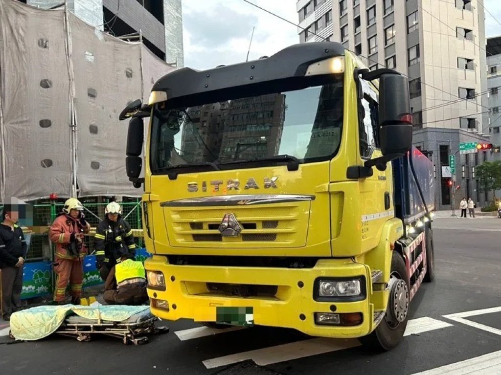中和驚悚車禍!單車婦遭「右轉砂石車」捲入車底 全身多處骨折