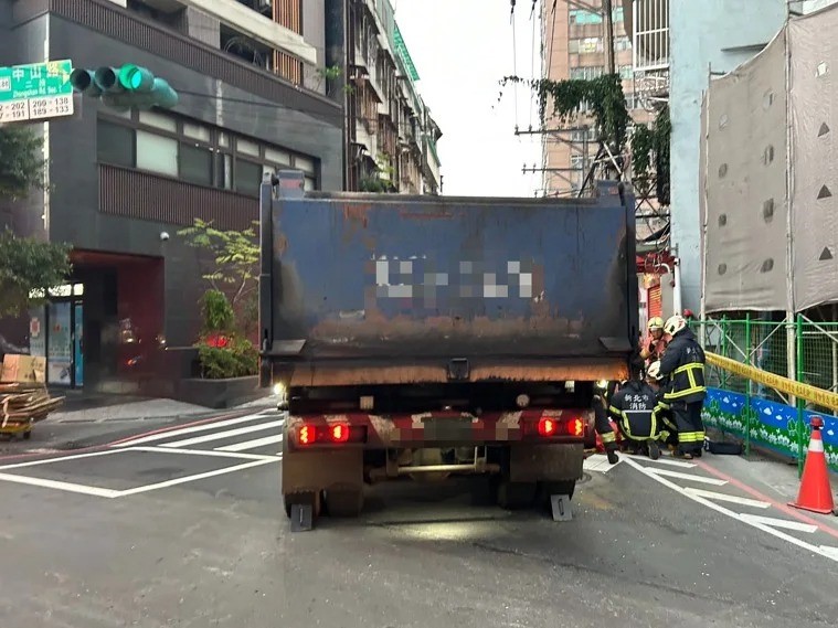 63歲張姓婦人騎乘腳踏車行經中山路二段、永和路口時,遭到58歲余姓男子駕駛右轉的砂石車擦撞,張婦當場被捲入車底。