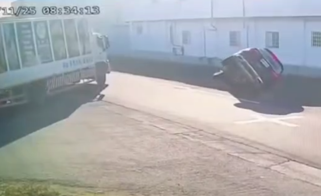 翻車畫面曝光!彰化伸港賓士休旅車閃大貨車失控 栽入稻田四輪朝天