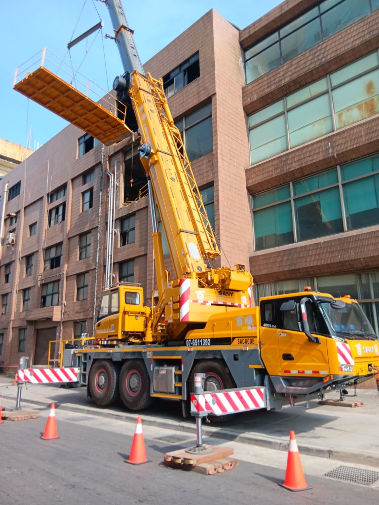 高雄海霸王工安意外!工人4樓「連人帶堆高機」重摔 送醫不治
