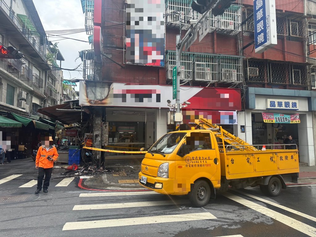 快訊/三重正義北路火警 疑變電箱走火燒毀店家招牌