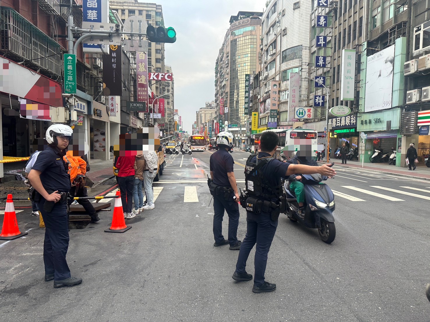 ▲警方到場協助。(翻攝畫面)