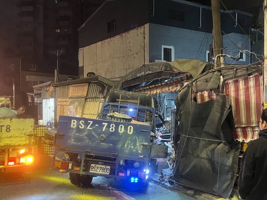 撞到監視器在震！桃園小貨車闖紅燈　路口猛撞小客車波及「整排5間鐵皮屋」
