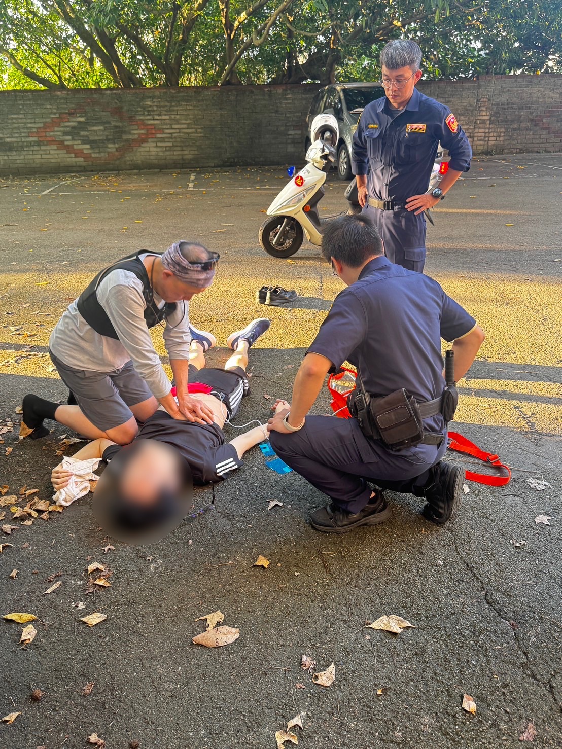 搶救過程中，路過的熱心民眾也加入救援行列，警民共同爭分奪秒地進行胸外按壓與急救。