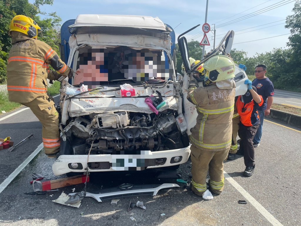 善化驚險對撞!小貨車狠撞砂石車 2人卡變形車體