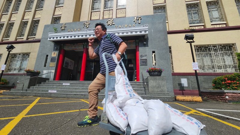 薛兆基推滿袋硬幣走出臺銀 親自製作馬年紅包吸睛亮相