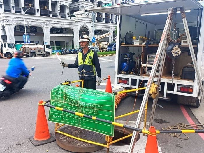 保障2,663公里污水系統運作 新北每年3 億元維護 25 《圖說》CCTV於道路上進行檢視作業,請市民朋友配合現場交通引導。〈水利局提供〉