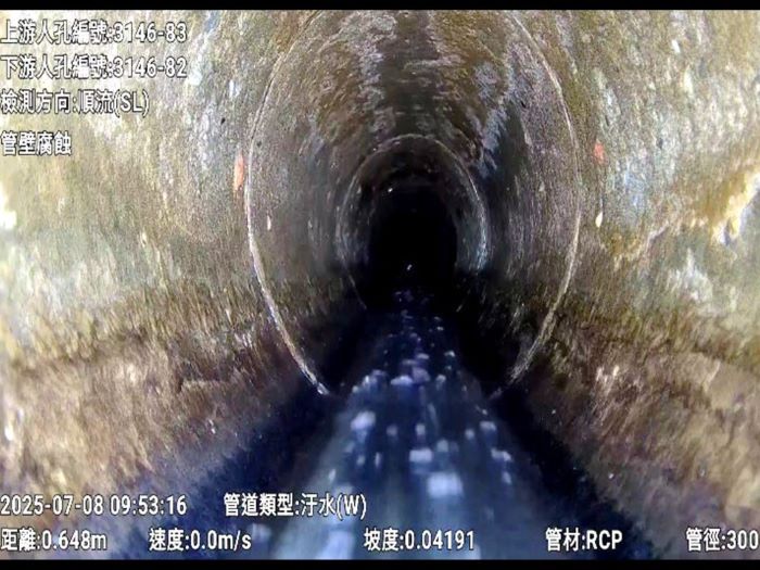 保障2,663公里污水系統運作 新北每年3 億元維護 26 《圖說》CCTV(下水道閉路電視) 檢視車檢視管線內部,發現管線腐蝕異常情形。〈水利局提供〉