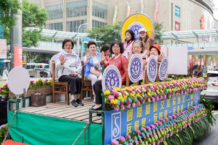 行動宣示終止「家內事」 新北攜手〈蘭馨〉遊行反暴力 21 《圖說》反暴力行動車隊自板橋第一體育場出發,沿途穿梭板橋鬧區,社會局長李美珍(左1)及副局長許秀能(紅衣者)共同呼籲「暴力零容忍」。〈社會局提供〉