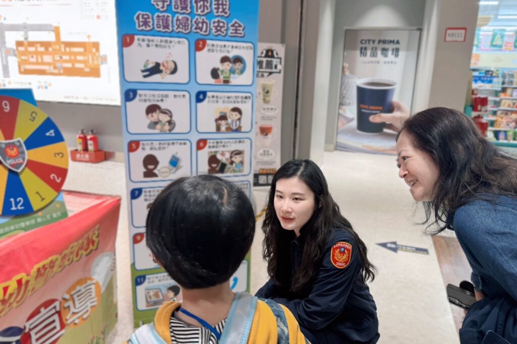 性暴力OUT!北市警在台北車站地下街設攤 教民眾如何第一時間自保 41 MEITU 20251125 144622497