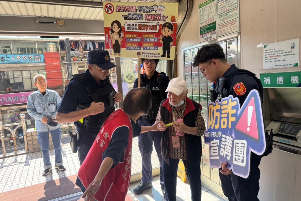 普發現金首日臨櫃提領 基二警全日巡守反詐騙 32 MEITU 20251125 165933255