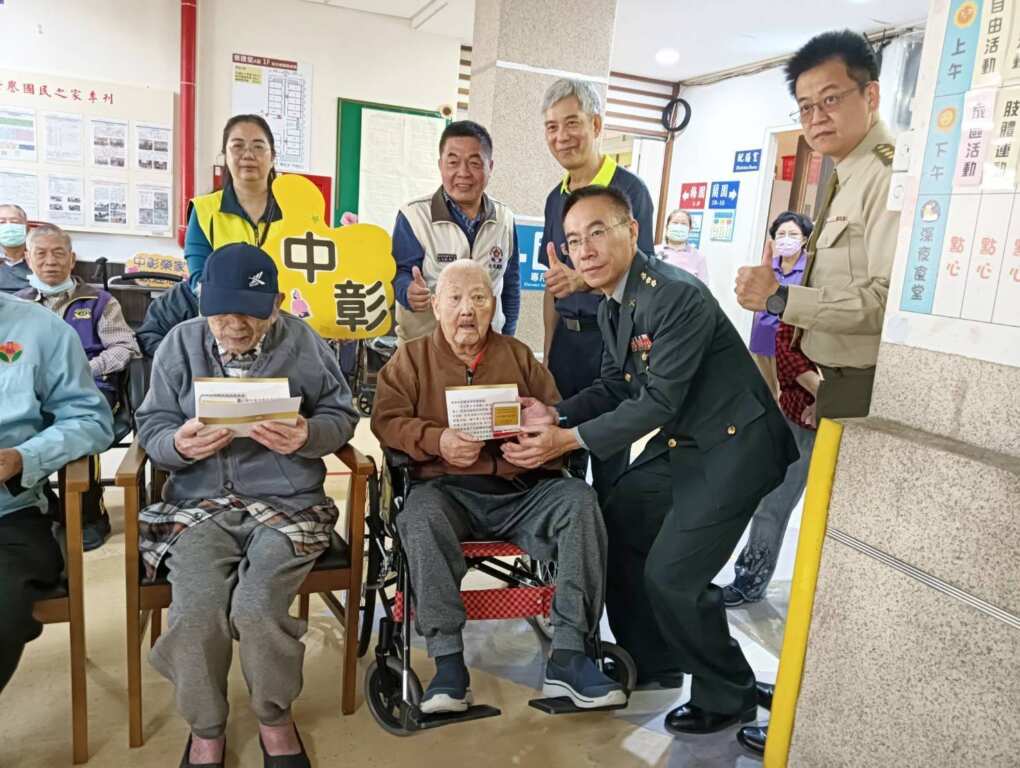 ▲中彰榮家家主任呂德義及彰化後備指揮部指揮官梅晉學上校共同主持並頒發紀念獎章予榮民英雄,場面溫馨感人、動人心弦。(圖/中彰榮家提供)