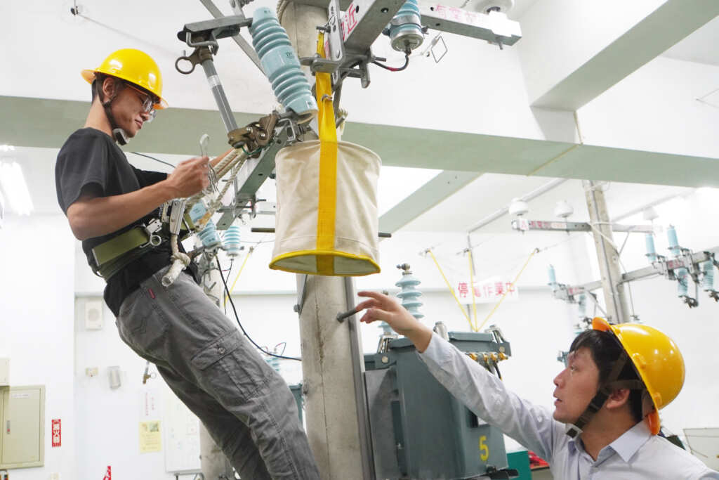 ▲大葉大學電機系段錫銘老師(右)指導學生作業技巧。(記者林明佑翻攝)